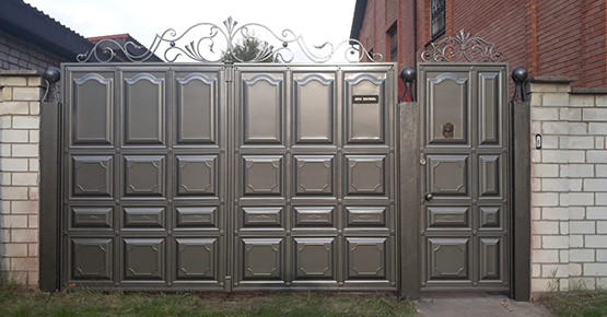 Готовые ворота устанавливаются на объекте